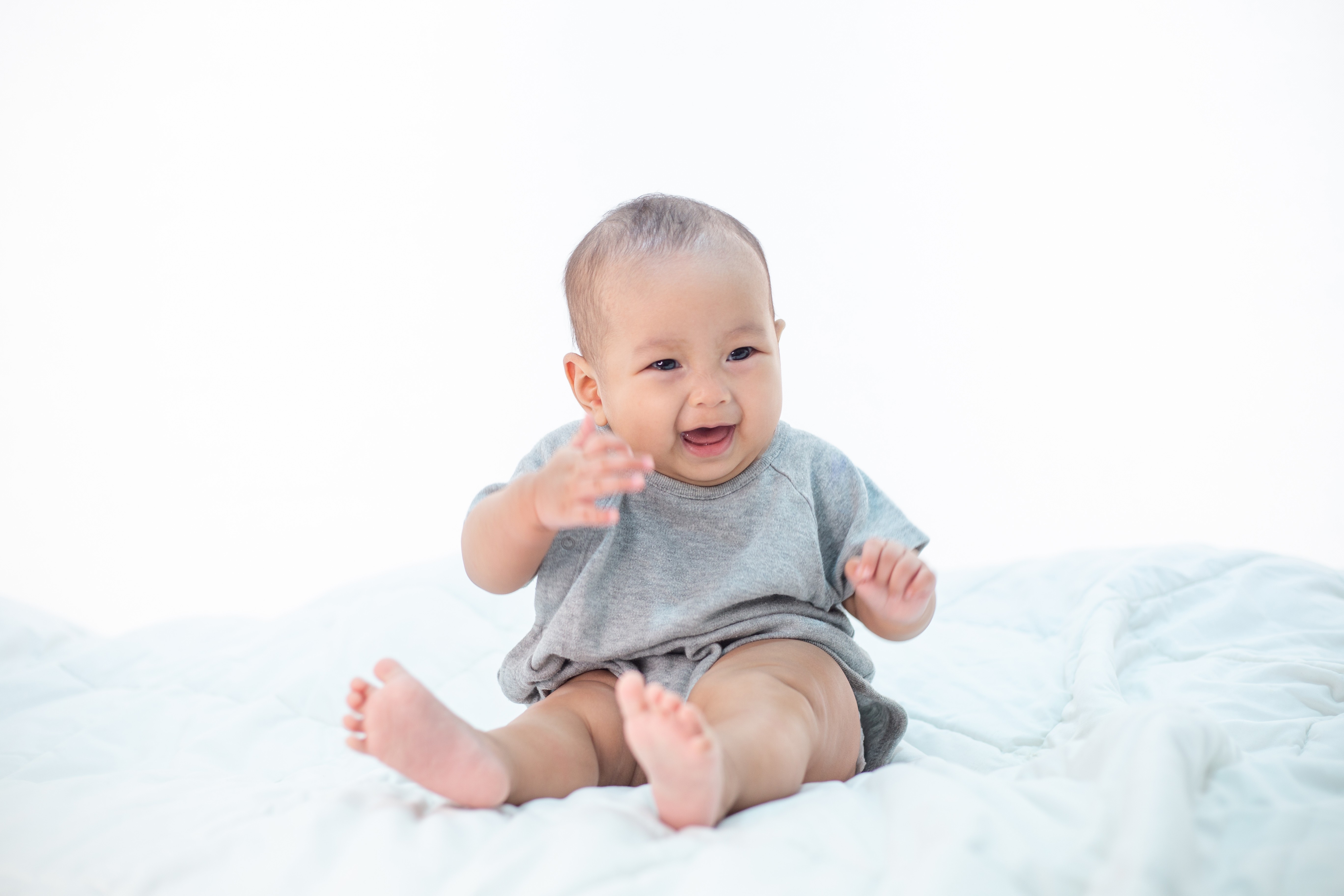kapan bayi mulai ketawa, perkembangan bayi, cara membuat bayi tertawa, tawa bayi, bayi usia 3-5 bulan, Bunda, si Kecil